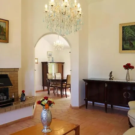 Comfortable House In With Shared Pool * جويا