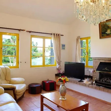 Comfortable House In Guia With Shared Pool