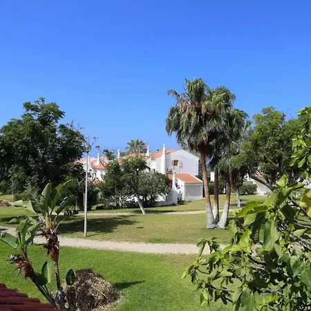 Comfortable House In Guia With Shared Pool *