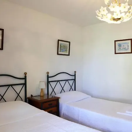 Comfortable House In Guia With Shared Pool *